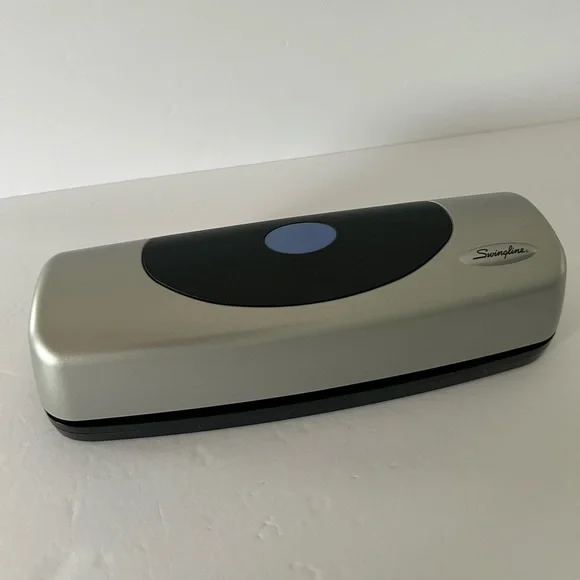 Swingline (2007) Electric Portable Desktop 3-Hole Punch - Batteries Not Included - Picture 7 of 17